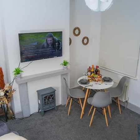 The Highfield Villa, 5 Bedrooms, Northampton Centre, Sleeps 10 エクステリア 写真