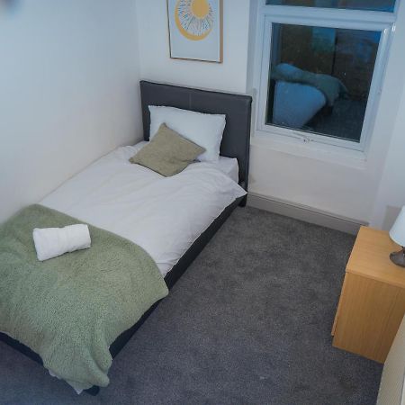 The Highfield Villa, 5 Bedrooms, Northampton Centre, Sleeps 10 エクステリア 写真