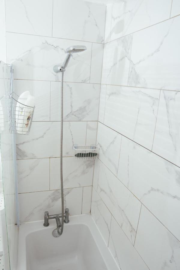 The Highfield Villa, 5 Bedrooms, Northampton Centre, Sleeps 10 エクステリア 写真