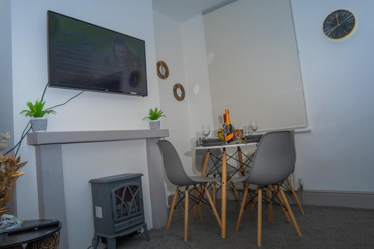 The Highfield Villa, 5 Bedrooms, Northampton Centre, Sleeps 10 エクステリア 写真