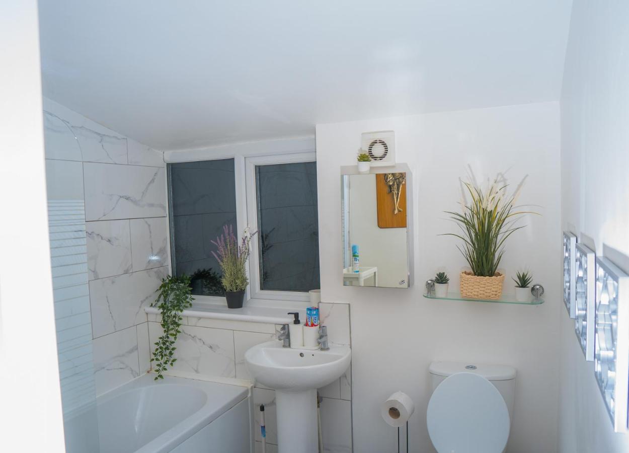 The Highfield Villa, 5 Bedrooms, Northampton Centre, Sleeps 10 エクステリア 写真