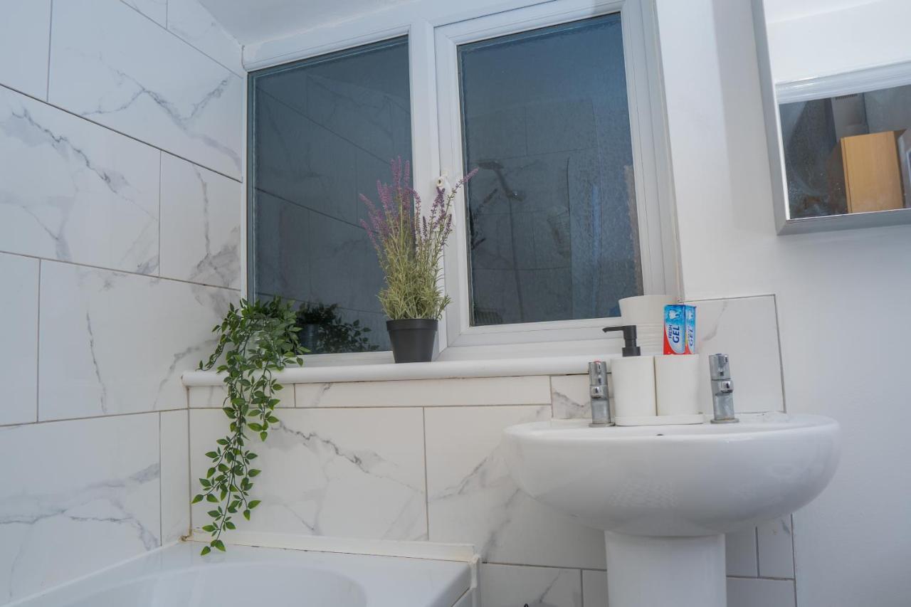 The Highfield Villa, 5 Bedrooms, Northampton Centre, Sleeps 10 エクステリア 写真