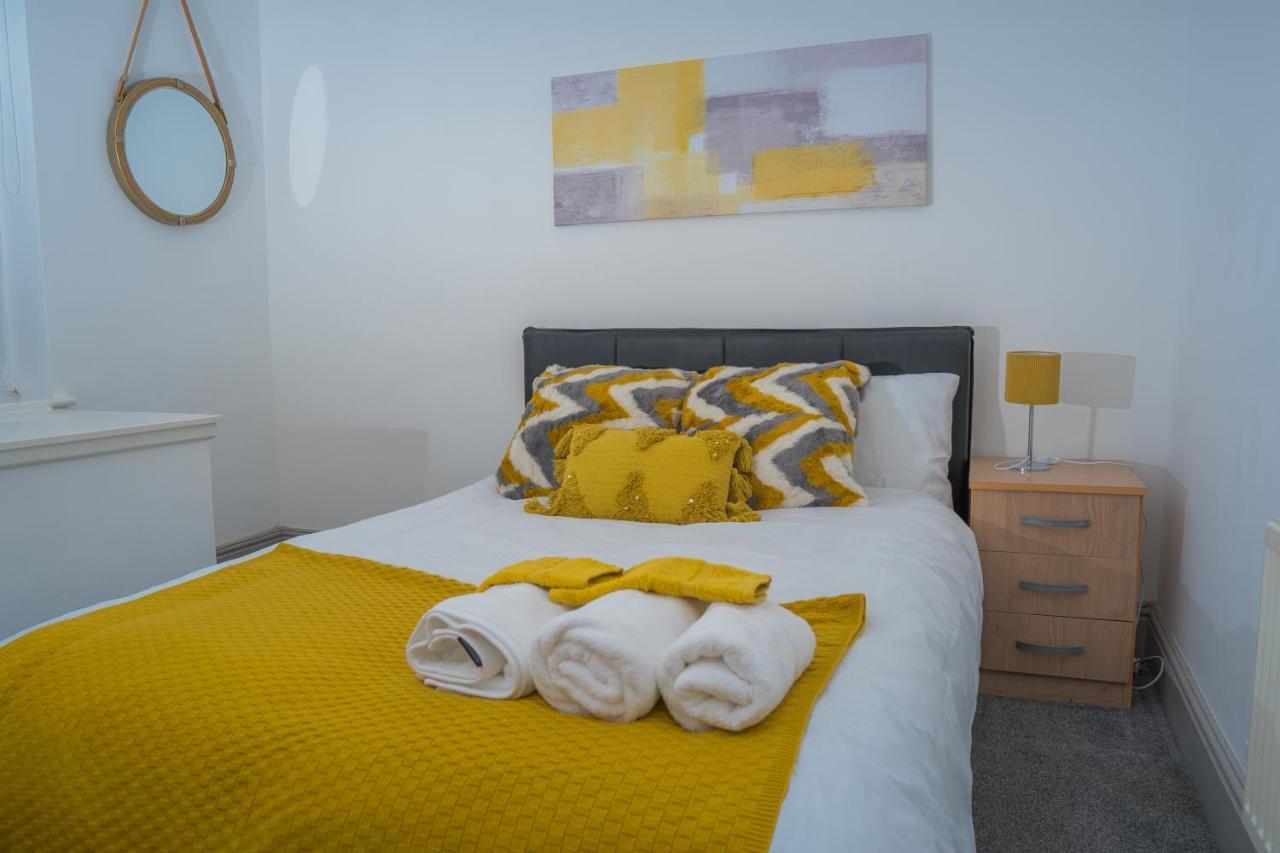 The Highfield Villa, 5 Bedrooms, Northampton Centre, Sleeps 10 エクステリア 写真