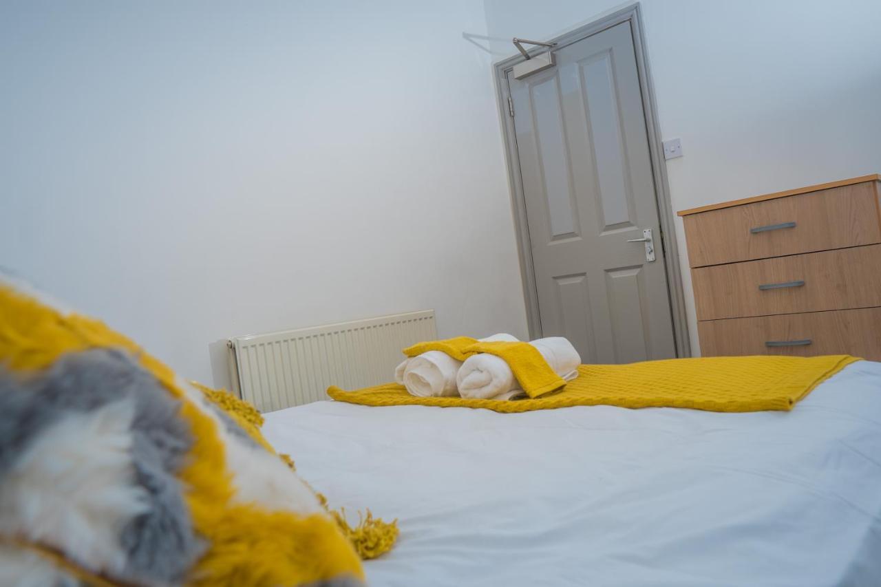 The Highfield Villa, 5 Bedrooms, Northampton Centre, Sleeps 10 エクステリア 写真