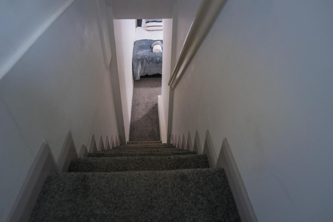 The Highfield Villa, 5 Bedrooms, Northampton Centre, Sleeps 10 エクステリア 写真