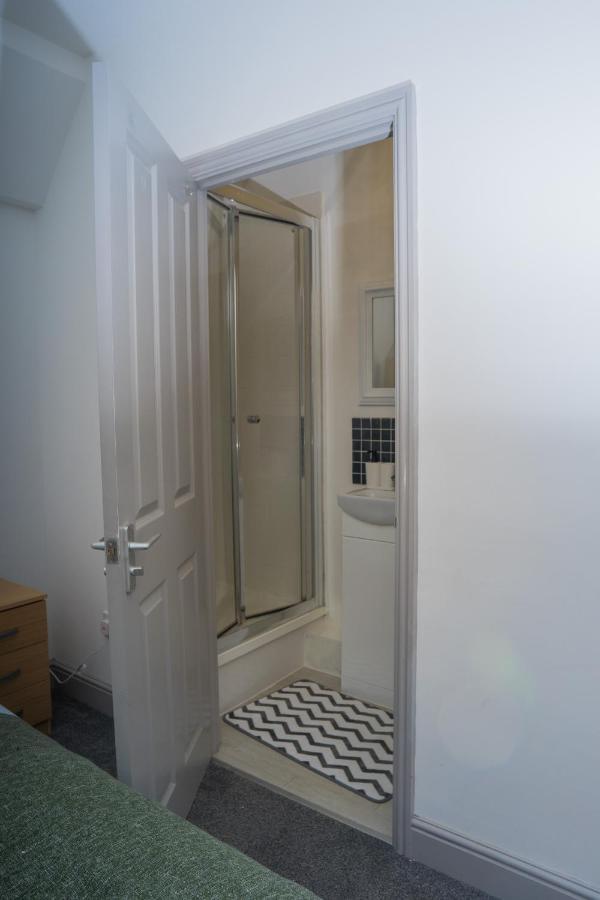 The Highfield Villa, 5 Bedrooms, Northampton Centre, Sleeps 10 エクステリア 写真