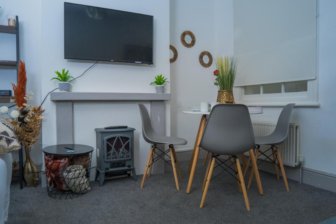 The Highfield Villa, 5 Bedrooms, Northampton Centre, Sleeps 10 エクステリア 写真