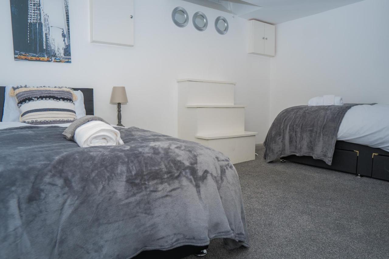 The Highfield Villa, 5 Bedrooms, Northampton Centre, Sleeps 10 エクステリア 写真