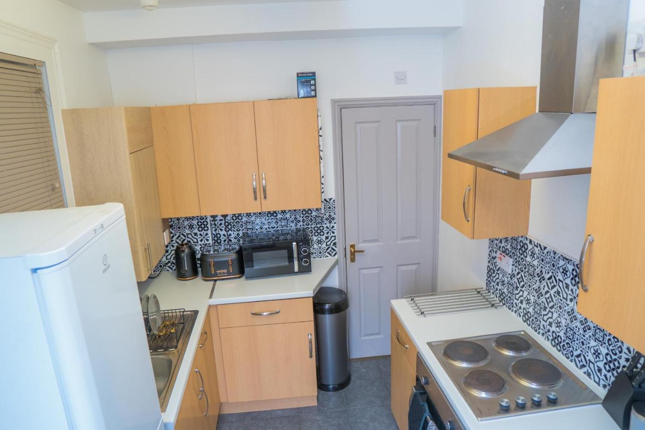 The Highfield Villa, 5 Bedrooms, Northampton Centre, Sleeps 10 エクステリア 写真