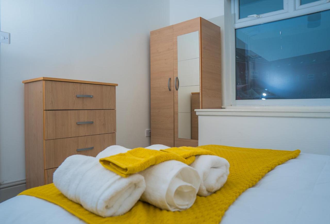 The Highfield Villa, 5 Bedrooms, Northampton Centre, Sleeps 10 エクステリア 写真