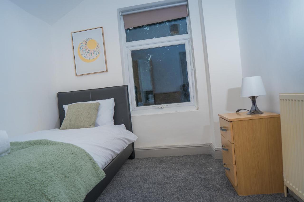 The Highfield Villa, 5 Bedrooms, Northampton Centre, Sleeps 10 エクステリア 写真
