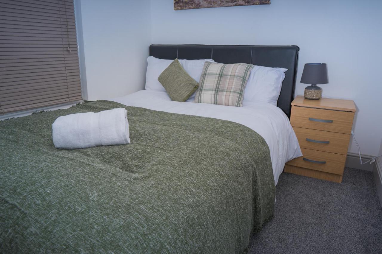 The Highfield Villa, 5 Bedrooms, Northampton Centre, Sleeps 10 エクステリア 写真