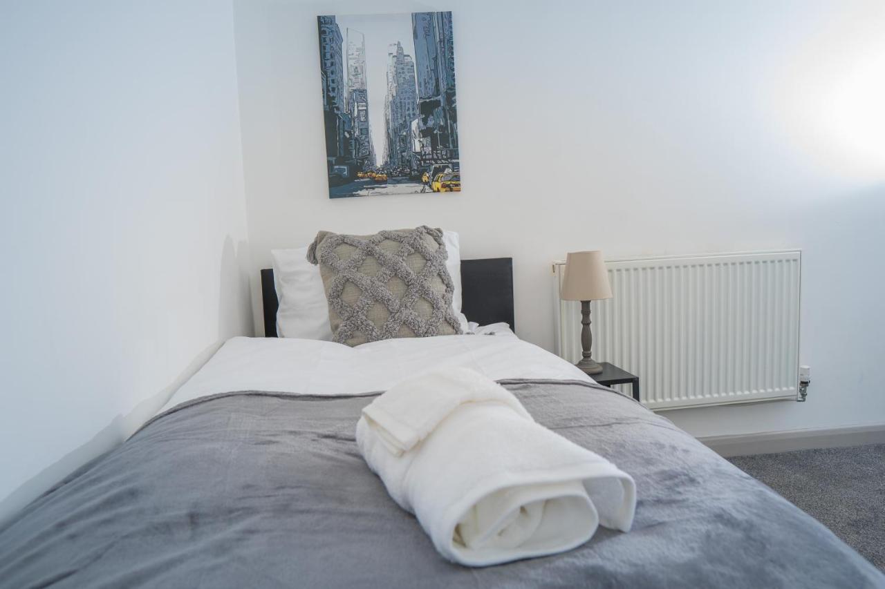 The Highfield Villa, 5 Bedrooms, Northampton Centre, Sleeps 10 エクステリア 写真