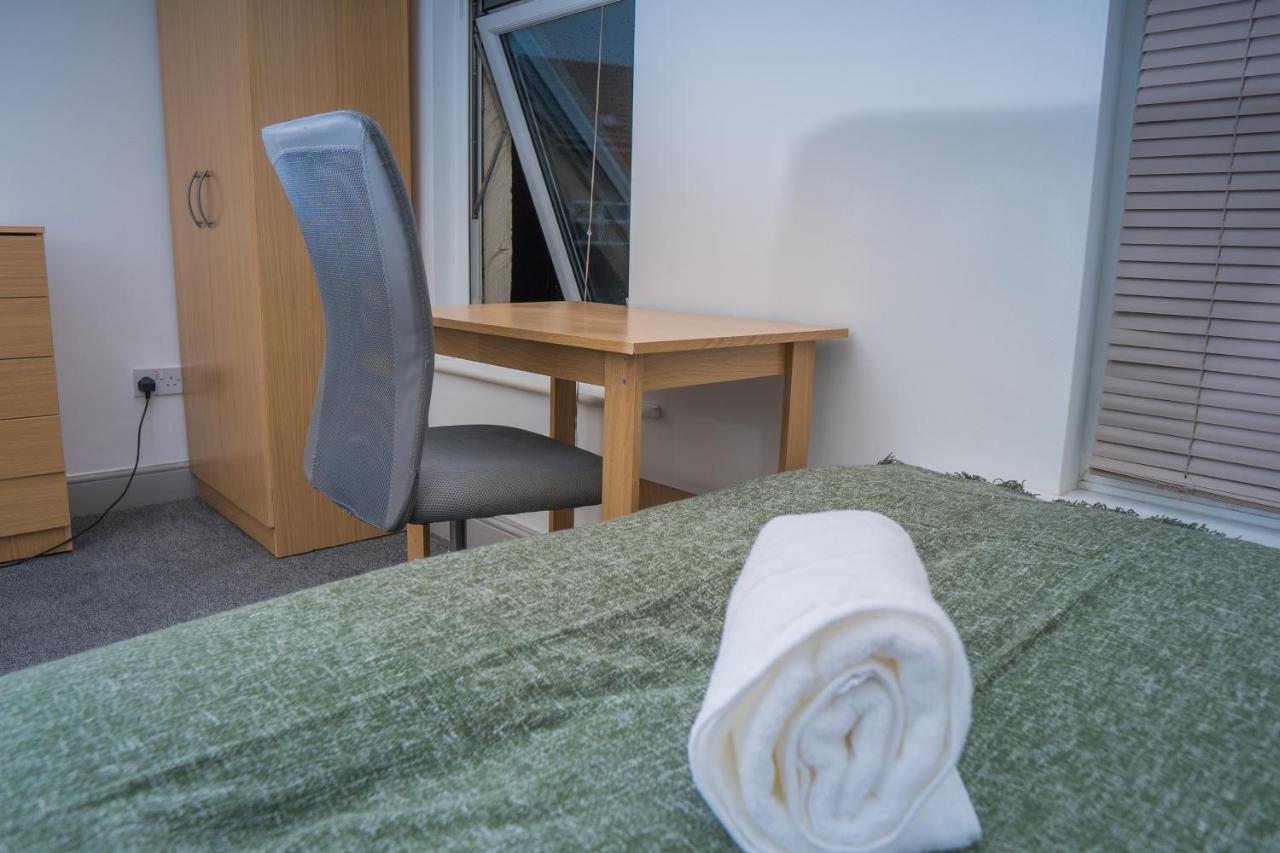 The Highfield Villa, 5 Bedrooms, Northampton Centre, Sleeps 10 エクステリア 写真